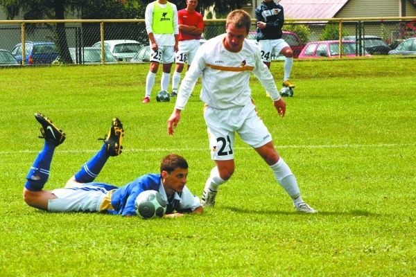 Młodzi jagiellończycy (białe stroje) w najbliższy weekend rozpoczną sezon. Sparing z Olimpią Zambrów pokazał jednak, że w grze podopiecznych Henryka Mojsy wciąż jest wiele do poprawy.