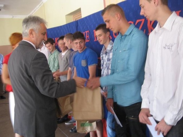 Wyróżniający się uczniowie &#8220;Odlewniaka&#8221; otrzymali nagrody od starosty powiatu i dyrektor szkoły.