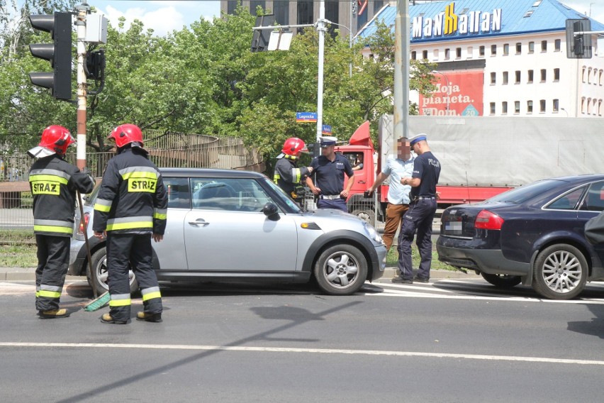 Wypadek na Legnickiej. Kobieta jadąca mini cooperem nie miała ubezpieczenia OC [ZDJĘCIA]