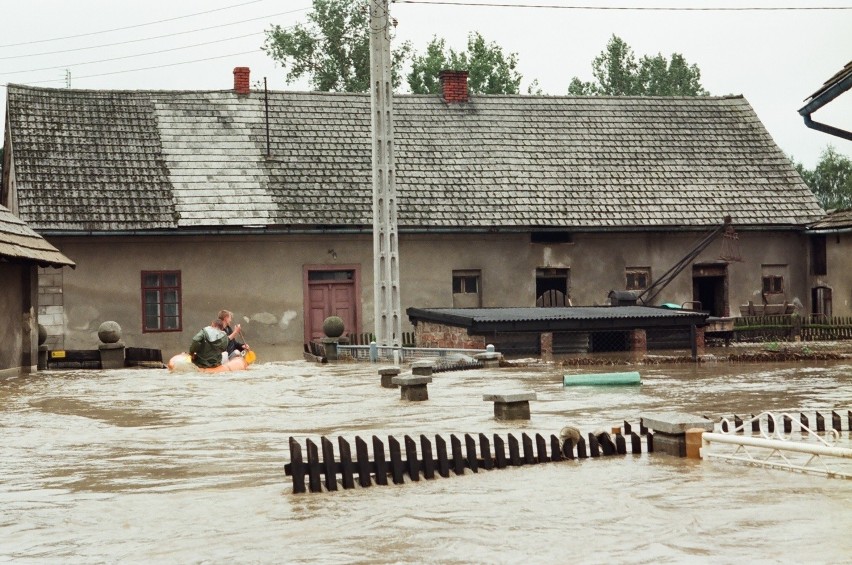 Powódź Tysiąclecia: 23 lata temu wielka woda spustoszyła Polskę. Dzisiaj też wciąż pada i pada... Zobacz archiwalne ZDJĘCIA