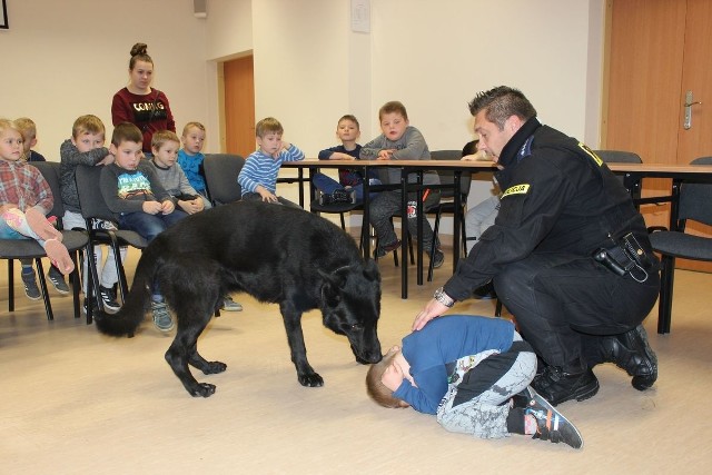 Policjantów z Komendy Powiatowej Policji w Lipnie odwiedziły dzieci z oddziałów przedszkolnych przy Szkole Podstawowej w Zajeziorzu. Zwiedzając pomieszczenia komendy zapoznawały się z pracą funkcjonariuszy.