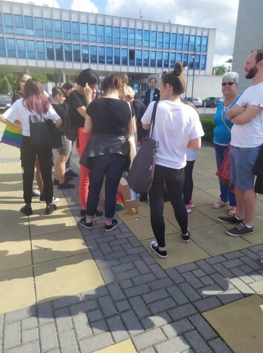 Akcja środowisk LGBT w Puławach. Pojawiła się też kontrmanifestacja. Zobacz zdjęcia