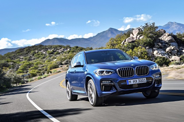 BMW X3 Do dyspozycji kierowców jest m.in. system kamer 360 oraz wyświetlacz head-up. Nad bezpieczeństwem czuwa m.in. system ostrzegania o kolizji z funkcją wykrywania pieszych i awaryjnym hamowanie oraz system monitorowania ruchu poprzecznego. Na wyposażeniu znalazł się także adaptacyjny tempomat z funkcją Stop&Go.Fot. BMW