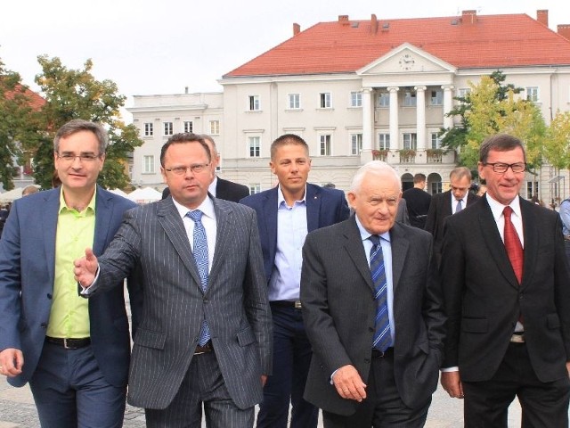 Leszka Millera na krok nie odstępował przewodniczący SLD w regionie Andrzej Szejna (na zdjęciu z wysuniętą ręką).