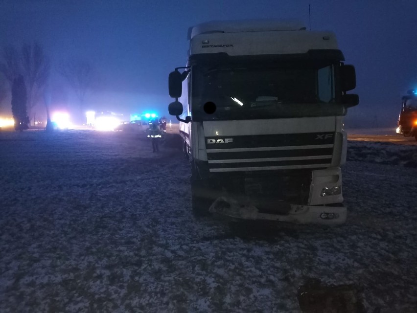 Wypadek w Kręgach. 11.01.2022. Poważny wypadek na drodze krajowej nr 62 w powiecie wyszkowskim. Zdjęcia