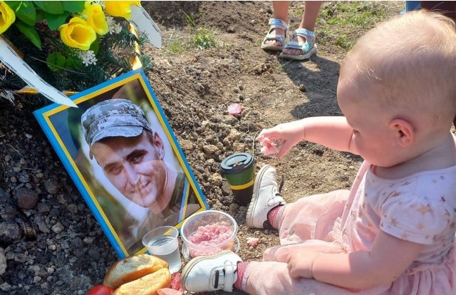 Mała dziewczynka odwiedziła grób ojca w dniu swoich urodzin. "Zjadła śniadanie" razem ze swoim tatą