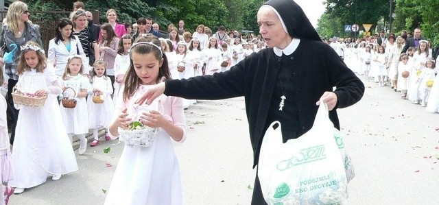 Mała Natalia brała udział w procesji w buskiej parafii Niepokalanego Poczęcia Najświętszej Marii Panny, sypiąc płatki kwiatów.