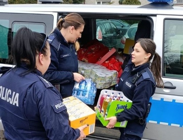 Policjanci przewieźli zakupione rzeczy dla Ukraińców do kamienicy Deskurów w Radomiu.