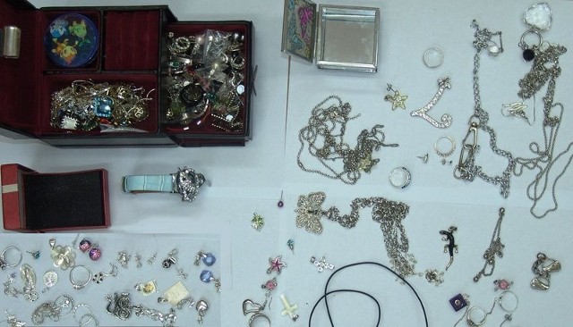 Biżuteria i zegarki znalezione w mieszkaniach zatrzymanych mężczyzn