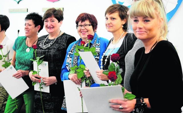 Wyróżnieni koszalińscy nauczyciele w ratuszu podczas uroczystości z okazji ubiegłorocznego Dnia Nauczyciela. Nagrody, dodatki są  brane pod uwagę przy ustalaniu kwoty minimum średniej pensji