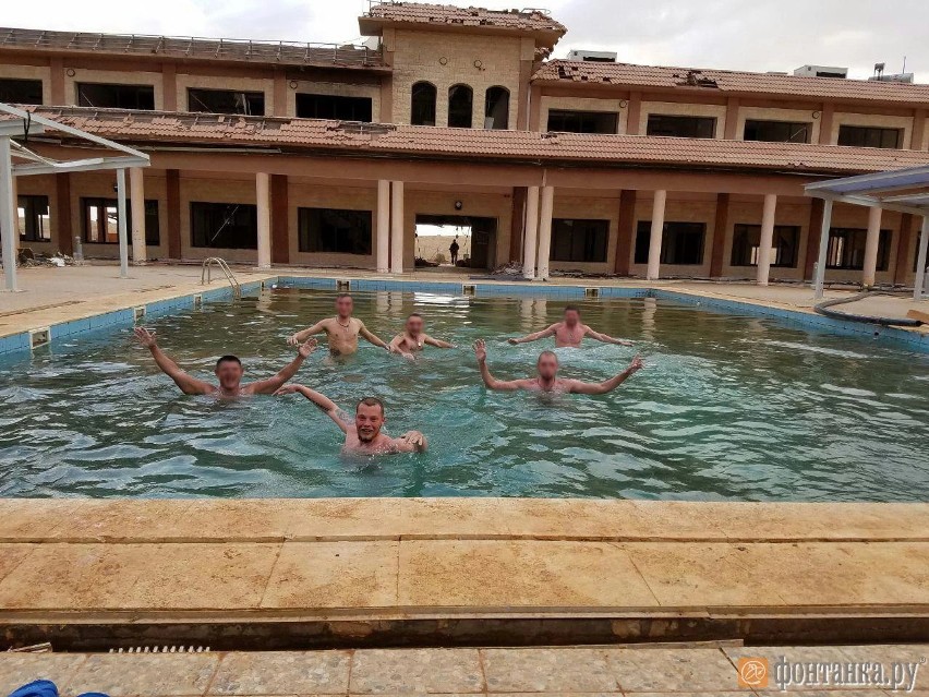 Milczakow w basenie. Syria, okolice Palmyry, 2017 rok....