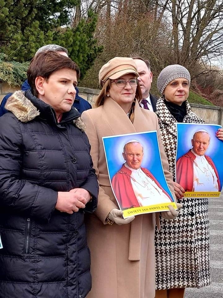 Beata Szydło i Agata Wojtyszek przed pomnikiem