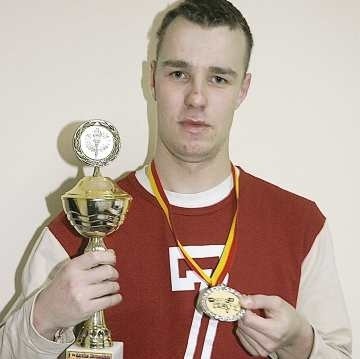 Marcin Biernacki bardzo cieszy się z medalu i pucharu, zdobytych na zawodach w Pieńsku.