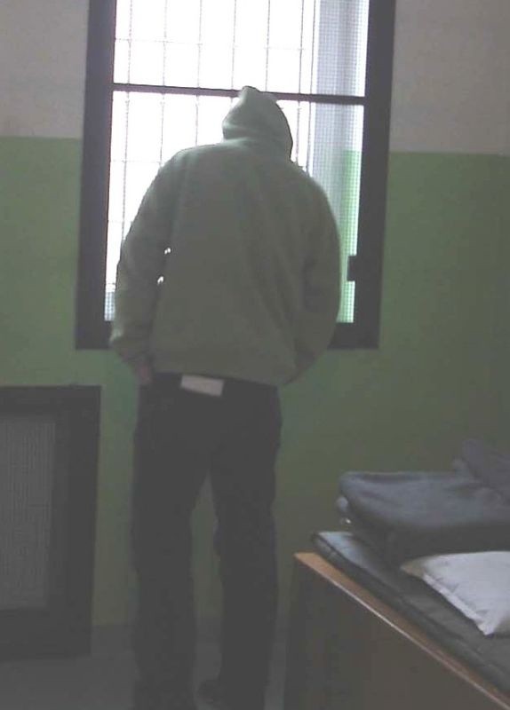 Jeden z zatrzymanych włamywaczy w policyjnym areszcie w Przysusze.