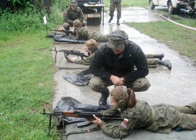Drużyna dziewcząt z Lipska podczas zawodów strzeleckich
