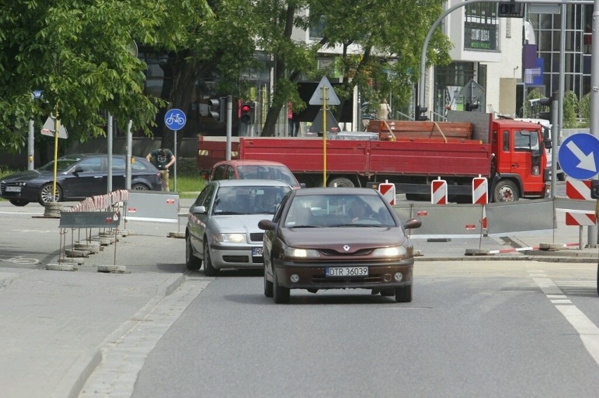 Wrocław: Utrudnienia na Karmelkowej, robotnicy walczą z awarią (ZDJĘCIA)