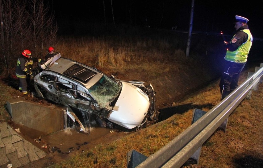 Dramatyczny wypadek na drodze krajowej numer 73 między Dąbrową a Wiśniówką koło Kielc! BMW wypadło z trasy. Kierowca nie żyje!