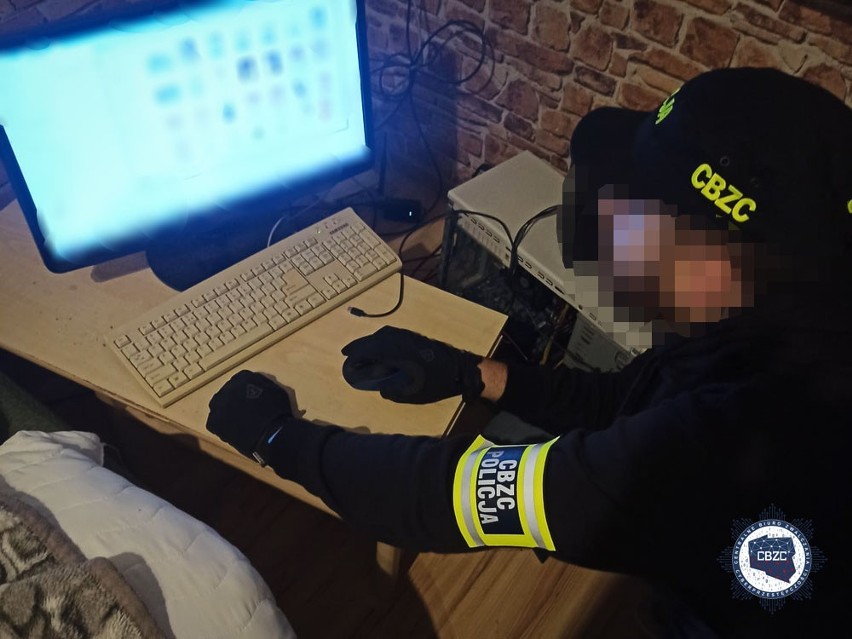 Policjanci rozbili grupę zajmującą się rozpowszechnianiem pornografii [ZDJĘCIA I WIDEO]