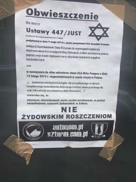 Plakat ma formę obwieszczenia, z którego wynika, że ten...