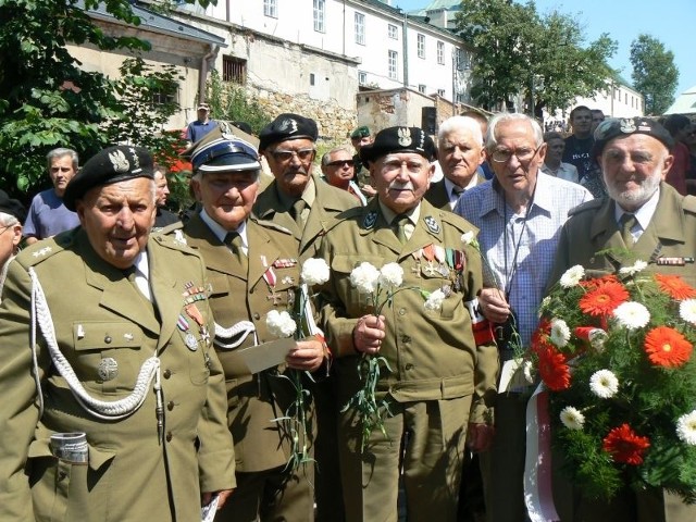 Uczestnicy ataku na kieleckie więzienie. Na zdjęciu: od lewej: Tadeusz Ciuk, Mieczysław Cukrowski, Janusz Piekarski, Janusz Sermanowcz, Józef Bilski (bez munduru) i Henryk Czech podczas uroczystości zorganizowanych w Kielcach 2 sierpnia. 