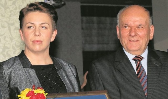Magdalena Gondek, dyrektor departamentu wsparcia i Edward Barański, doradca prezesa zarządu „Siarkopolu” w Grzybowie z nagrodą „Diament świętokrzyski”