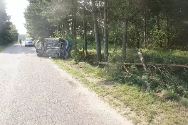 Bielscy policjanci zatrzymali 17-letniego mężczyznę, który włamał się do garażu na terenie gminy Bielsk Podlaski, skąd ukradł skodę. Po brawurowej jeździe bez uprawnień, uderzył w drzewo, dachował, a następnie uciekł z miejsca zdarzenia. Nieodpowiedzialny kierowca usłyszał już zarzuty i najbliższe trzy miesiące spędzi w areszcie.