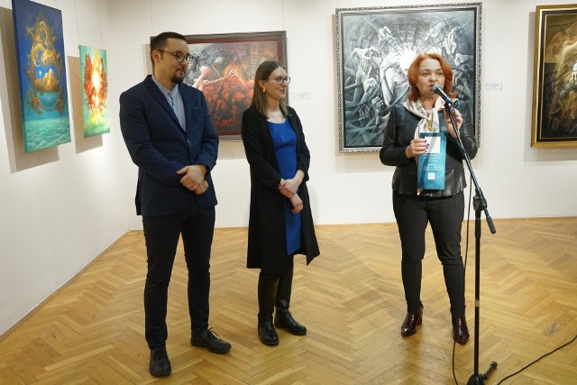Jak mówiła podczas otwarcia ekspozycji Beata Drozdowska, dyrektor Łaźni. wystawa jest kolejną sposobnością do spotkania się dwóch artystów: Justyny i Łukasza. Obok Justyna Koziczak i Łukasz Milak - Kalinowski.