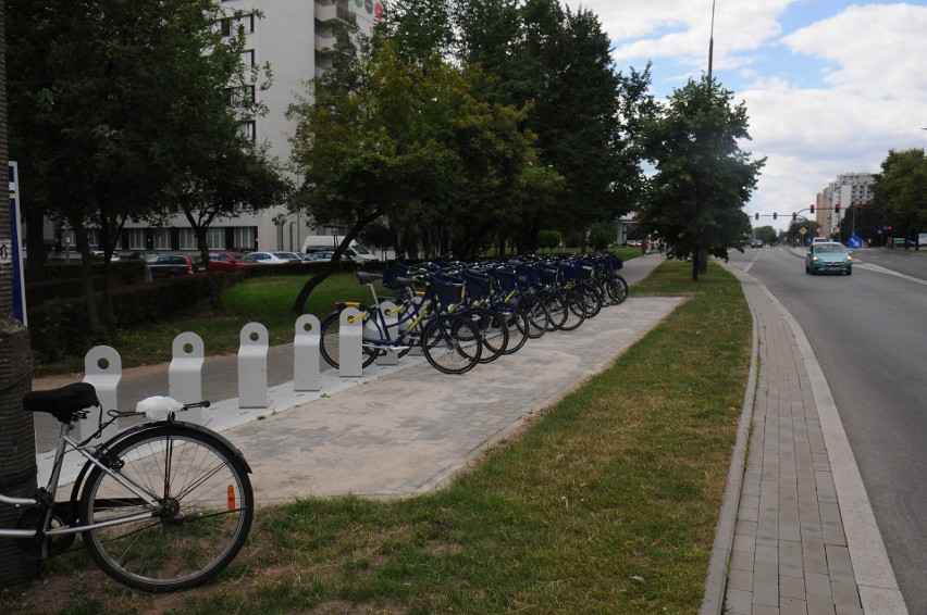 Po wybetonownaiu trawnika część rowerów nadal zajmuje...