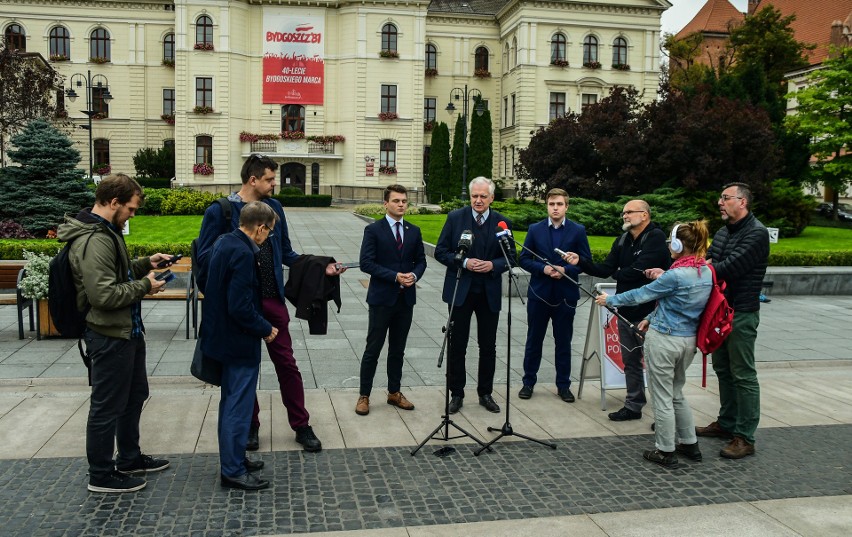 Jarosław Gowin w towarzystwie działaczy i dziennikarzy na...