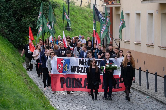 W sobotę w Przemyślu po raz kolejny przeszedł Marsz Pamięci Ofiar Rzezi Wołyńskiej, organizowany w 75. rocznicę ludobójstwa na Wołyniu i Małopolsce Wschodniej.- Ideą marszu jest upamiętnienie ofiar Polaków, którzy polegli na Kresach II Rzeczpospolitej, wymordowani w bestialski sposób przez działaczy szowinistycznej organizacji OUN-UPA. Wydarzenie organizowane od 2015 r. co roku przyciąga setki osób z Przemyśla i całej Polski, chcące uczcić i oddać hołd rodakom - mówi Izabela Pomykała, wiceprezes i rzecznik okręgu podkarpackiego Młodzieży Wszechpolskiej.Po mszy św. w kościele Ojców Karmelitów, marsz w milczeniu przeszedł ulicami: Karmelicka, Władycze, Komisji Edukacji Narodowej, Basztowa, Biskupa Józefa Sebastiana Pelczara, Wandy, Sucharskiego, Przemysława na Cmentarz Wojskowy, gdzie pod pomnikiem ofiar Rzezi Wołyńskiej nastąpiły okolicznościowe przemówienia i modlitwa za zmarłych.- Nie zgadamy się jako młode pokolenie, żeby Ukraina blokowała ekshumacje naszych żołnierzy, obywateli, rodaków, ludzi którzy zginęli tylko dlatego, że byli Polakami – mówił na cmentarzu Marcin Kowalski, prezes Młodzieży Wszechpolskiej na Podkarpaciu. - Nie zgadzamy się, aby prawa mniejszości polskiej na Ukrainie nie były respektowane.- Ukraina może być naszym sojusznikiem, partnerem, ale na zdrowych zasadach, a nie na takich zasadach, że my im dajemy pieniądze, a oni ograniczają polską edukację. My jesteśmy ich adwokatem przy Unii Europejskiej, w NATO, a oni blokują nasze ekshumacje – dodał Kowalski.Zobacz także: Kazimierz Jaworski: I Marsz Równości w Rzeszowie był prowokacją