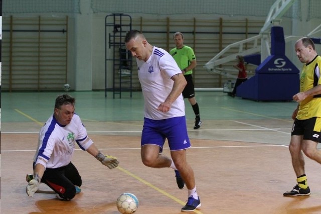 W akcji Ireneusz Jeleń, były reprezentant Polski, który z drużyną Elmaru Jędrzejów wygrał Grupę VIP turnieju trójek.