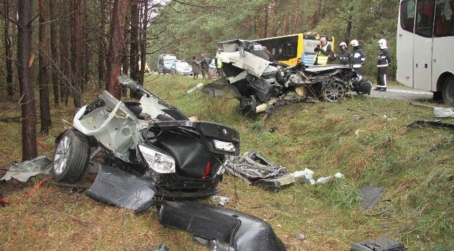 Wypadek w Sukowie Papierni pod Kielcami. Bmw rozleciało się na części.