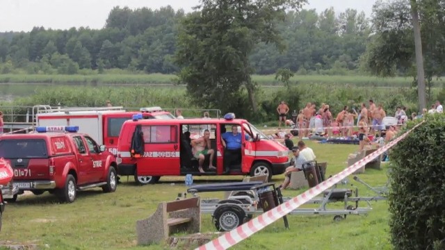 Strażacy na jeziorze Chrzypskim w Wielkopolsce poszukują 21-latka, który zaginął w niedzielę.