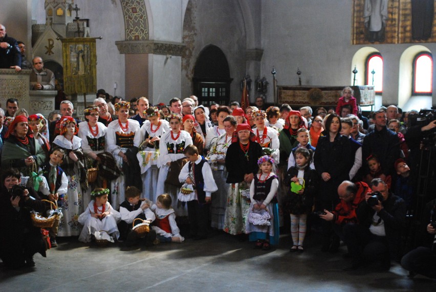 W Bytomiu-Rozbarku święcili pokarmy wielkanocne w strojach...