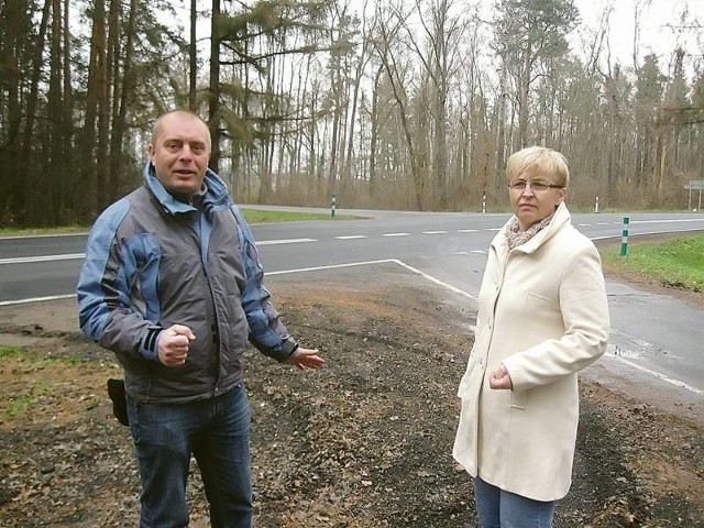 - Skrzyżowanie wymaga poprawki, aby stało się bardziej bezpieczne - mówią Krzysztof Piaseczny i Genowefa Jurec. Liczą na współpracę oraz zainteresowanie drogowców i samorządowców.