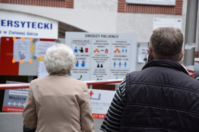 By obecnie dostać się do Szpitala Uniwersyteckiego w Zielonej Górze musimy przejść przez specjalny namiot. To wydłuża nieco czas oczekiwania i tworzą się kolejki.