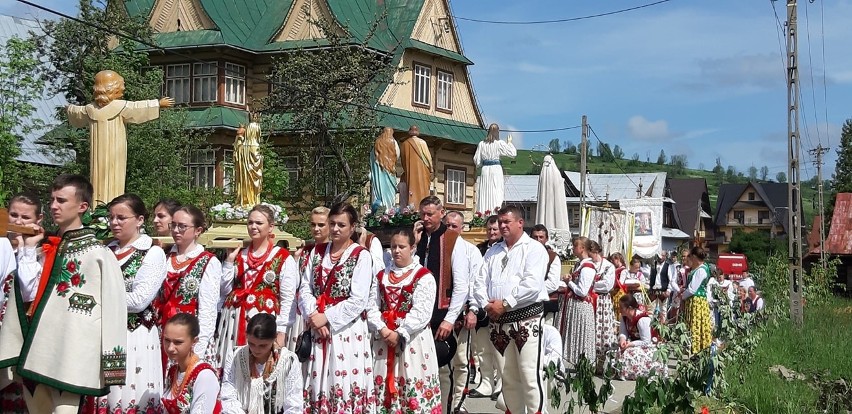 Podhale. Procesje Bożego Ciała po góralsku. Księża i wierni przeszli modląc się przy czterech ołtarzach 