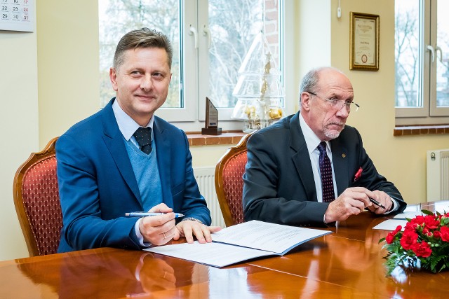 Rektorzy bydgoskich uniwersytetów traktują reformę szkolnictwa wyższego jak wyzwanie. Na zdjęciu od lewej: prof. Jacek Woźny, rektor UKW i prof. Tomasz Topoliński, rektor UTP