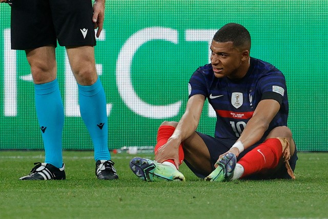 Kylian Mbappe odniósł kontuzję przed przerwą meczu Francja - Dania