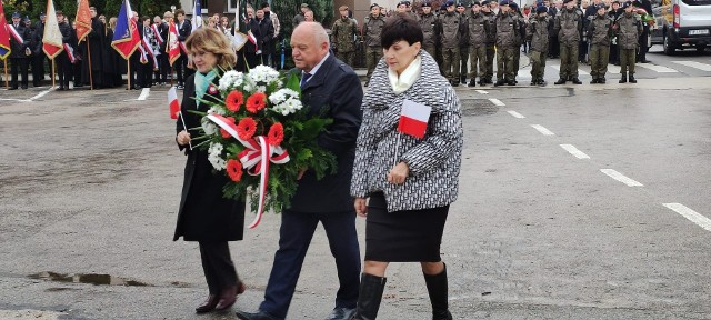 Kwiaty w imieniu Powiatu Pińczowskiego złożył wicestarosta Ryszard Barna, w towarzystwie radnej Jadwigi Irli (po lewej) i sekretarz Wioletty Usnarskiej (po prawej)