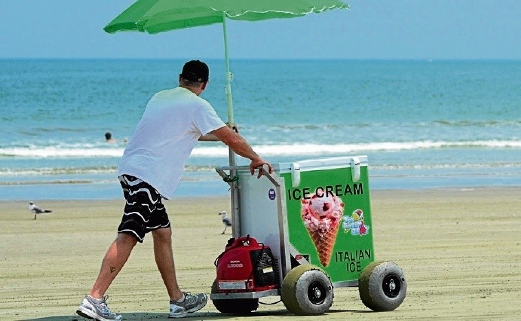 Praca w wakacje - sprzedaż lodów na plaży