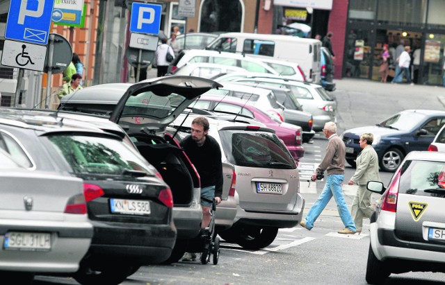 W sąsiadujących miastach, takich jak na przykład Katowice i Chorzów, obowiązuje odmienny sposób wnoszenia opłaty za korzystanie z miejsc parkingowych. Doświadczył tego dotkliwie nasz Czytelnik