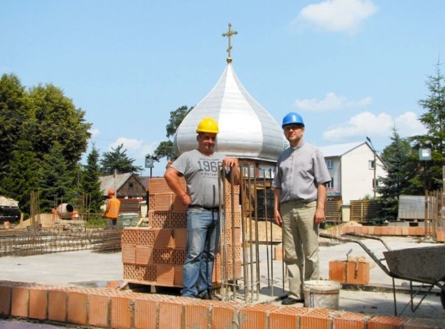 W odbudowanej cerkwi pozostaną oryginalne: kopuła, ołtarz i centralny kamień w prezbiterium. Dzięki temu będzie to nadal ta sama cerkiew, którą postawiono tu przed laty &#8211; mówią proboszcz Andrzej Mińko (z prawej) i wykonawca budowy Robert Czapiuk (w żółtym kasku).