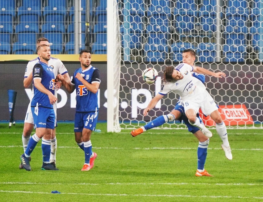 PKO Ekstraklasa. To jest niemożliwe! Lech przegrywa ze Stalą, która strzelała po... wrzutach z autu!