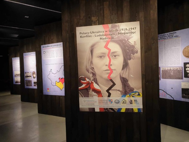 W Mauzoleum w Michniowie można oglądać wystawę poświęconą trudnej historii relacji polsko - ukraińskich w latach 1918 - 1947.