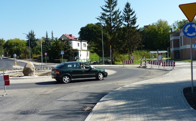 W tym tygodniu oficjalnie zostanie zakończona budowa ronda przy amfiteatrze w Świeciu, choć już ono służy kierowcom. Można na nie wjechać od trzech stron - ul. Sienkiewicza (od hali), ul. Słowackiego i ul. Kościuszki. Na razie zamknięty jest odcinek od biblioteki do skrzyżowania z ul. Wojska Polskiego. Zjechać z ronda można w ul. Sienkiewicza i Kościuszki.