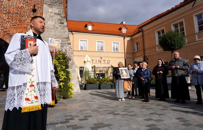 Wierni wyszli na ulice. Modlili się m.in. o koniec pandemii koronawirusa oraz w intencji prezydenta Andrzeja Dudy i rządzących