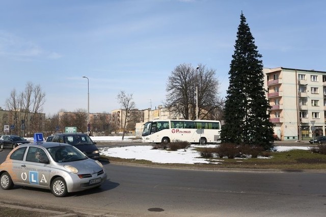 Świąteczna choinka, z lampkami, wciąż stoi na rondzie Stanisława Mikołajczyka.