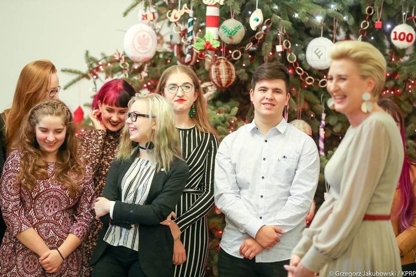 Uczniowie z Nałęczowa razem z Pierwszą Damą ubierali choinkę w Pałacu Prezydenckim (FOTO)