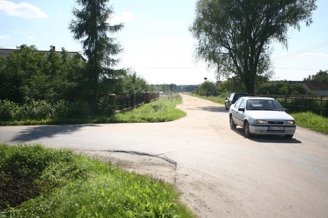 To jedno ze skrzyżowań, na którym często gubią się turyści chcący dojechać nad zalew w Domaniowie. Znak, który jeszcze niedawno wskazywał kierunek zniknął.